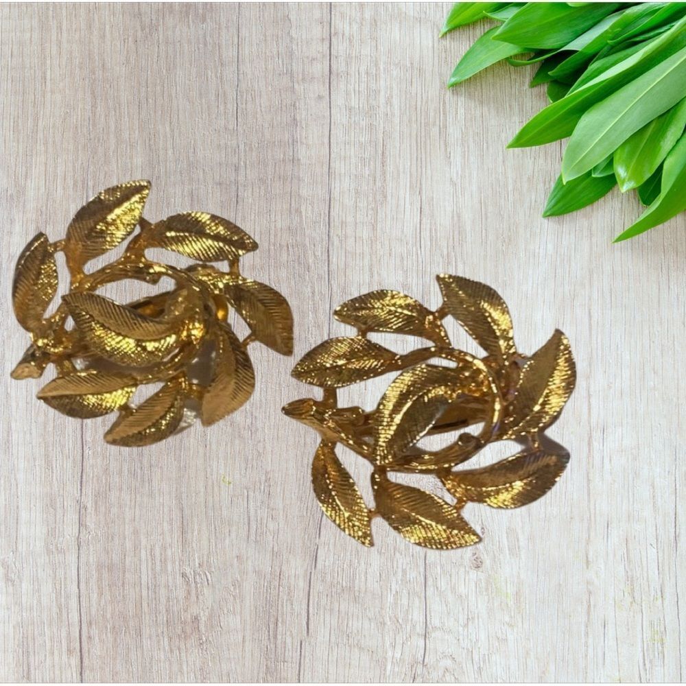 Vintage Napier Leaf Pattern Screw Back Clip On Earrings